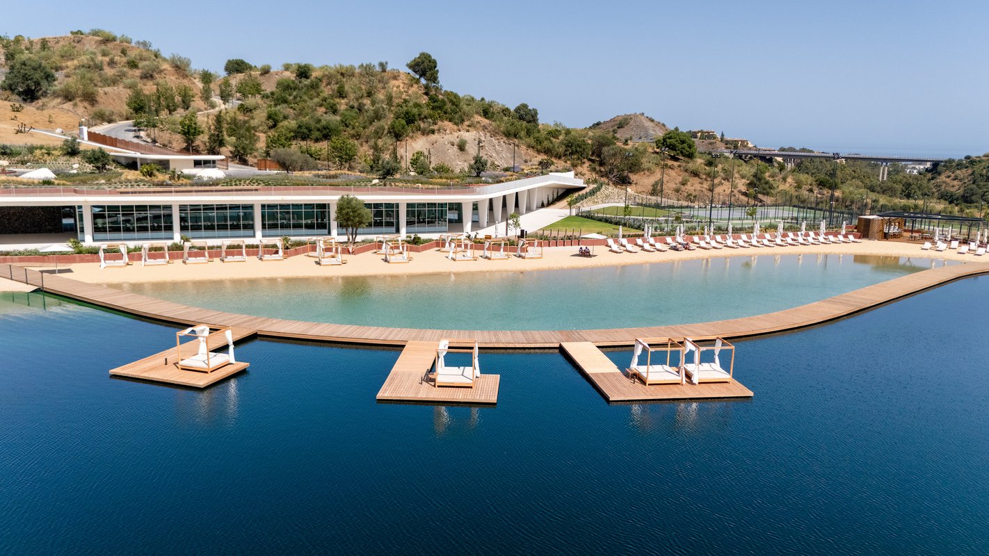 El Lago Club abre en Marbella con playa, restauración, deporte y bienestar