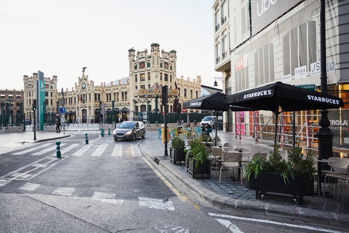 Starbucks inaugura su séptimo local en Valencia y refuerza su compromiso con la comunidad