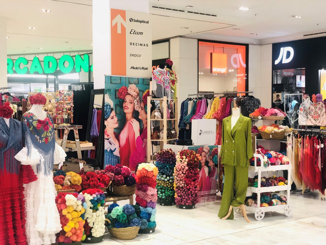 Los Arcos acoge una pop-up de moda flamenca