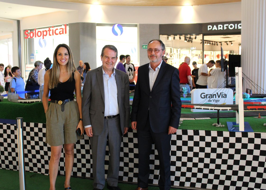 Abel Caballero inauguró el campeonato de Scalextric de Gran Vía de Vigo