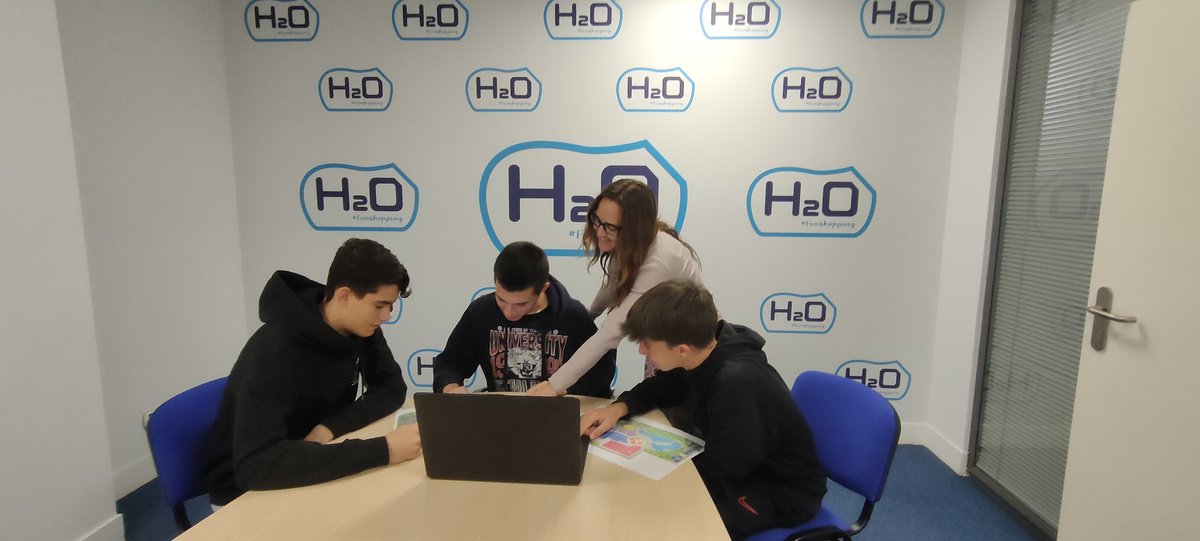 Tres alumnos de 4º de la ESO aprenden los secretos del retail en H2O