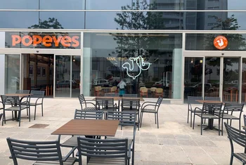 Popeyes inaugura tres restaurantes el mismo día