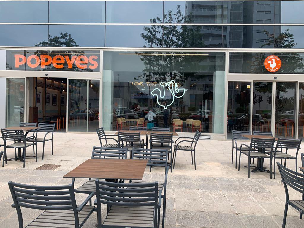 Popeyes inaugura tres restaurantes el mismo día