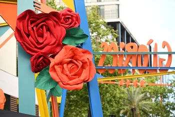 Glòries decora sus instalaciones con rosas gigantes