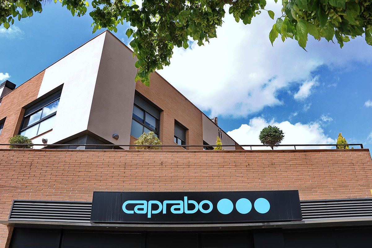 Caprabo abre su primera tienda en una gasolinera Avia en Sabadell