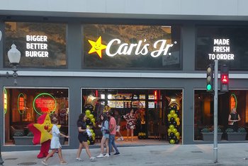 Una hamburguesería Carl's Jr. abre sus puertas en el centro de Alicante