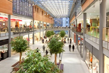 El 92% de los internautas ha visitado un centro comercial en el último año