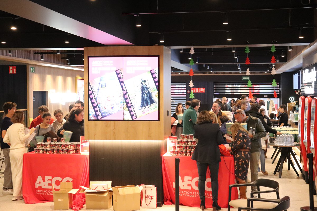 La AECC celebra la llegada de la Navidad con una jornada de cine en familia