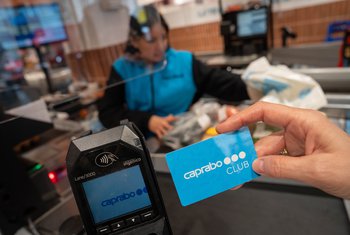 Caprabo activa una campaña solidaria para apoyar a personas mayores en riesgo de soledad