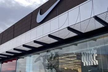 Nike reduce un 35% su beneficio trimestral con ventas estables