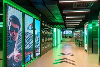 Wingstop salta del delivery a la calle con dos restaurantes en Madrid