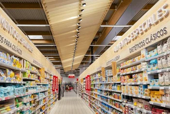 Alcampo contempla el cierre de hasta 25 supermercados en su plan de transformación