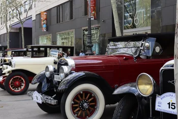 Los coches centenarios toman L’illa Diagonal antes del Rally Barcelona–Sitges