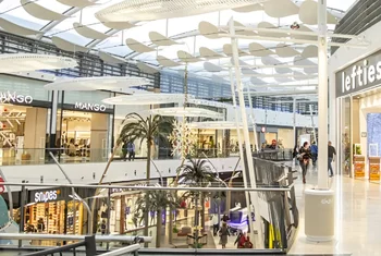 Las ventas en centros comerciales suben un 2,7% y la afluencia un 2,9% en la primera mitad del año