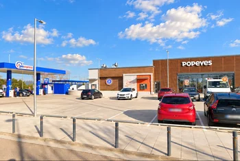 Hermes Properties vende el espacio de Popeyes y la gasolinera Gasexpress junto a Puerto Venecia