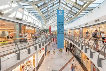 Rivoli cierra la adquisición del centro comercial AireSur con Santander