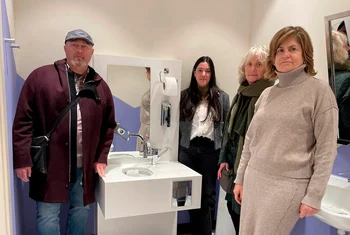 Valle Real instala el primer baño para personas ostomizadas en un centro comercial de Cantabria