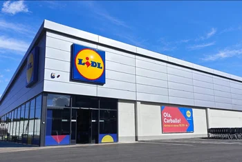 Lidl invierte más de tres millones en renovar su supermercado de Carballo