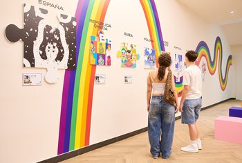 LITTLE, abrazando la vulnerabilidad para la campaña del Orgullo de VIA Outlets