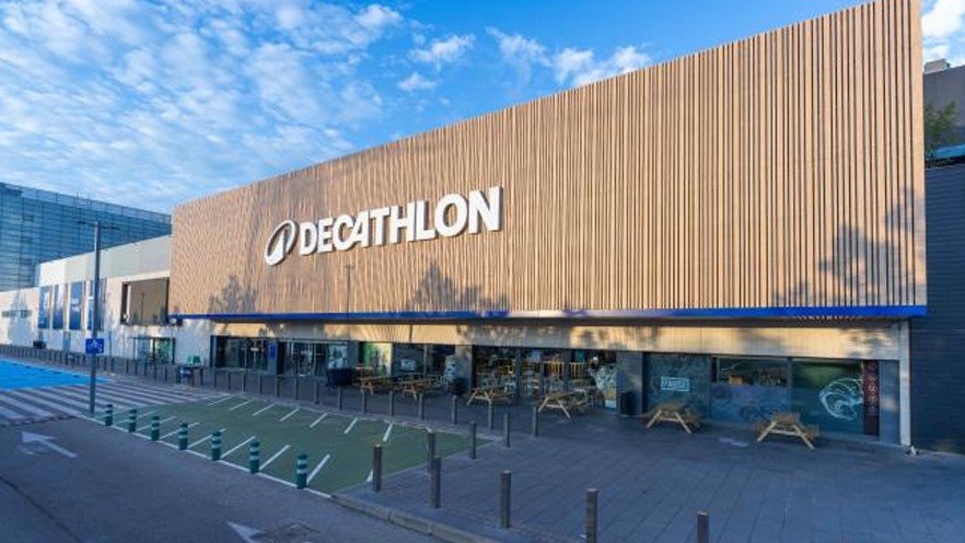 Decathlon estrena su nueva imagen de marca