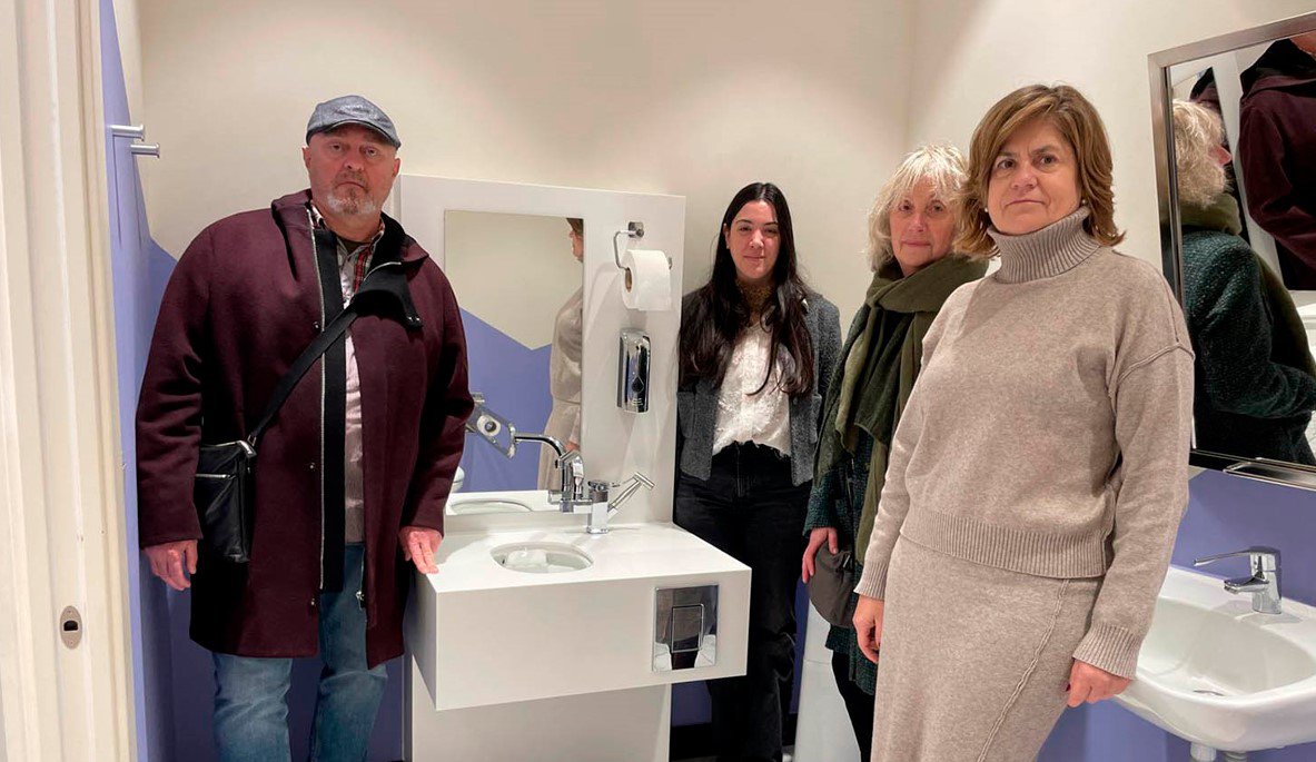 Valle Real instala el primer baño para personas ostomizadas en un centro comercial de Cantabria