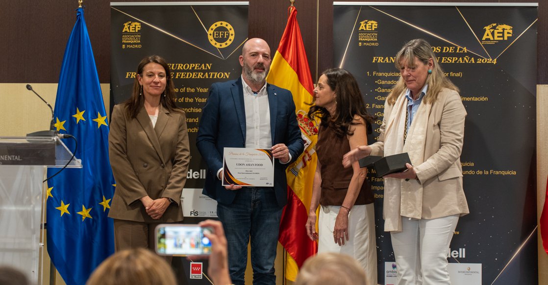 Udon Asian Food recibe el premio a "Franquiciador del Año" en los Premios Nacionales de la Franquicia 2024