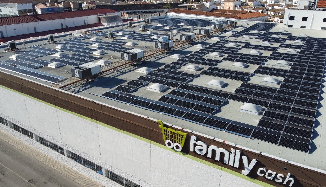 Family Cash invertirá hasta cinco millones de euros en la instalación de 16.000 paneles solares