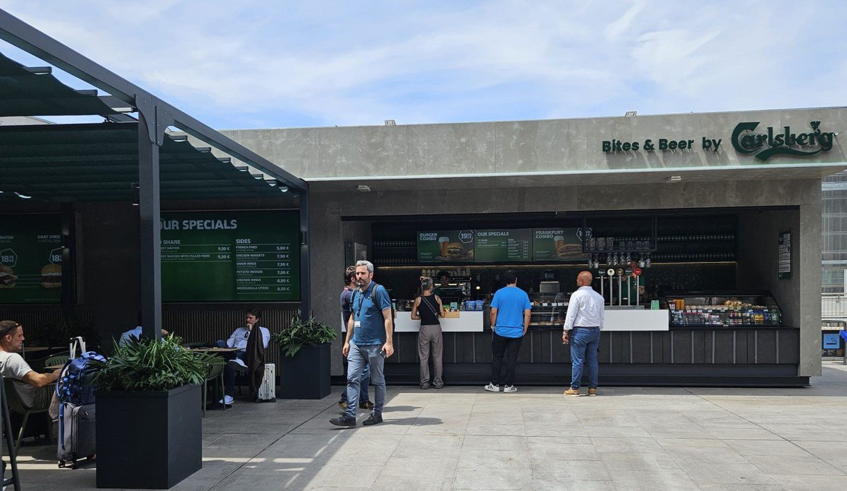 Grupo Ibersol incorpora una nueva cervecería Carlsberg en el Aeropuerto de Barcelona-El Prat