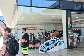 Finestrelles Shopping Centre se convierte en circuito de carreras en miniatura