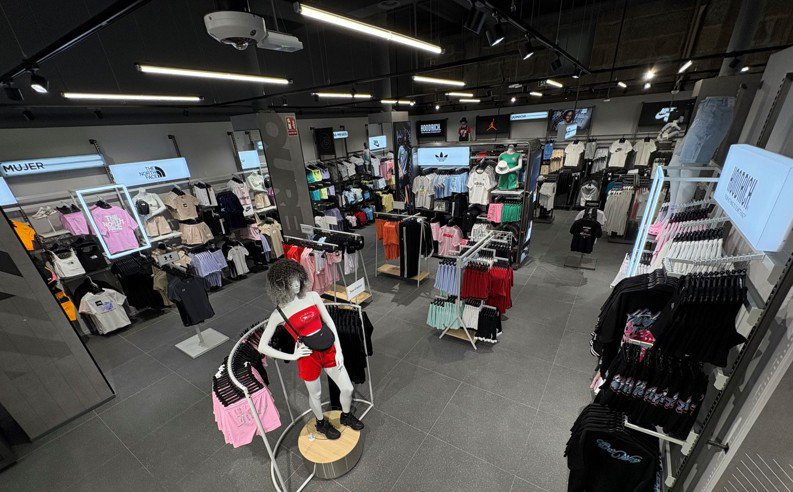 JD reubica su tienda en Torre Sevilla