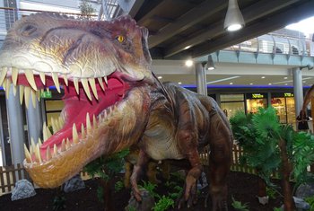 La Vital recrea un espacio prehistórico con réplicas de dinosaurios y actividades familiares