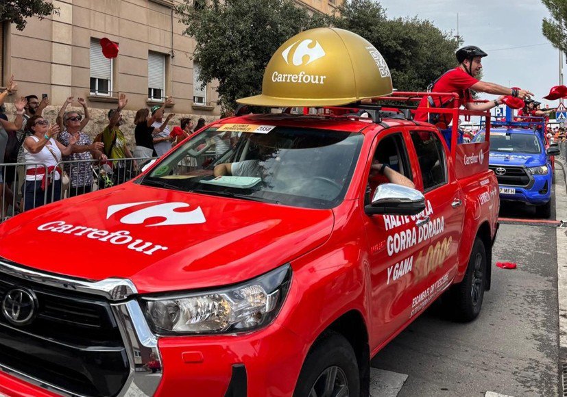 Premios sobre ruedas: Carrefour lleva la “Gorra Dorada” a los aficionados de La Vuelta
