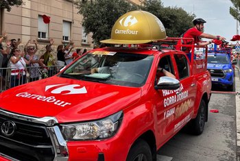 Premios sobre ruedas: Carrefour lleva la “Gorra Dorada” a los aficionados de La Vuelta