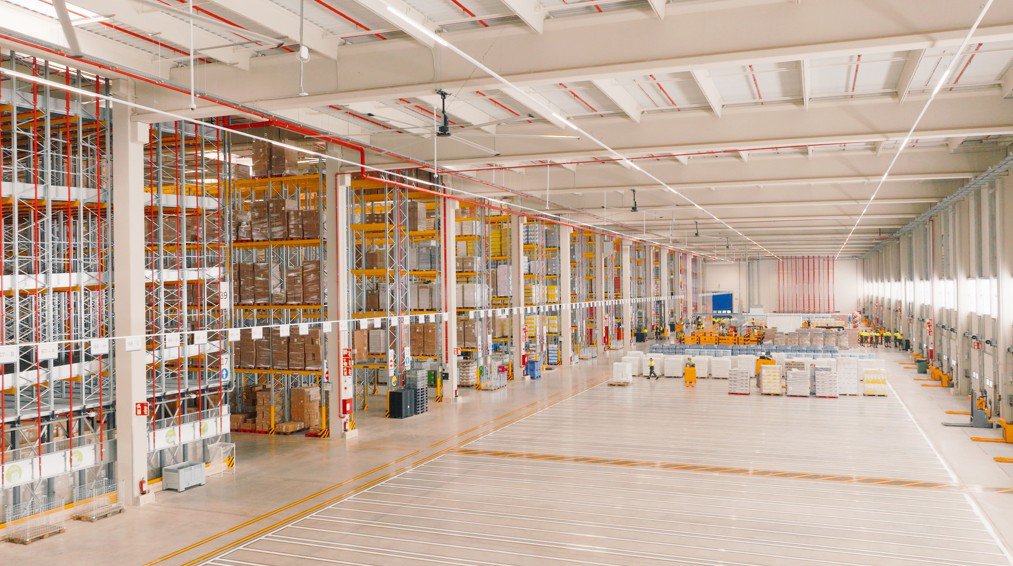 Lidl pone en marcha su nuevo almacén en Martorell para abastecer 130 tiendas