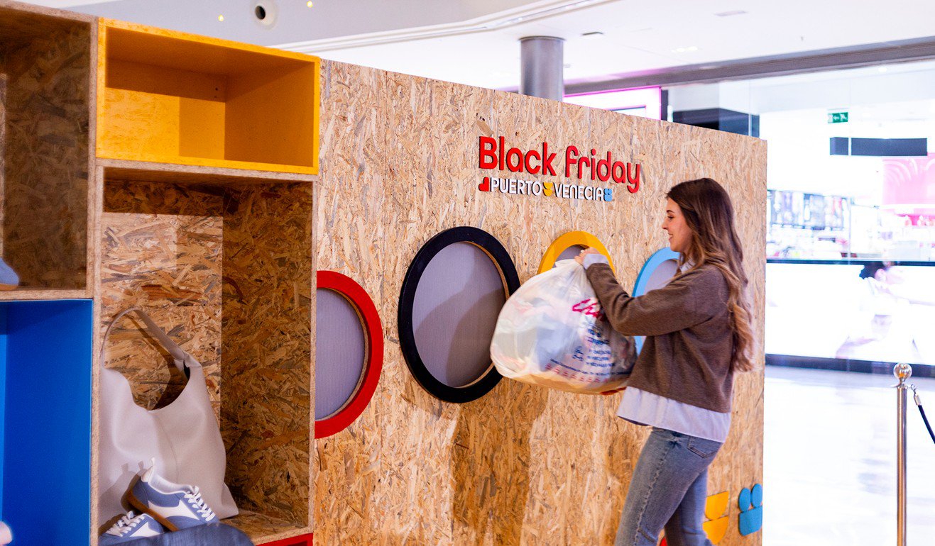 Puerto Venecia activa su campaña de recogida de ropa por el Black Friday