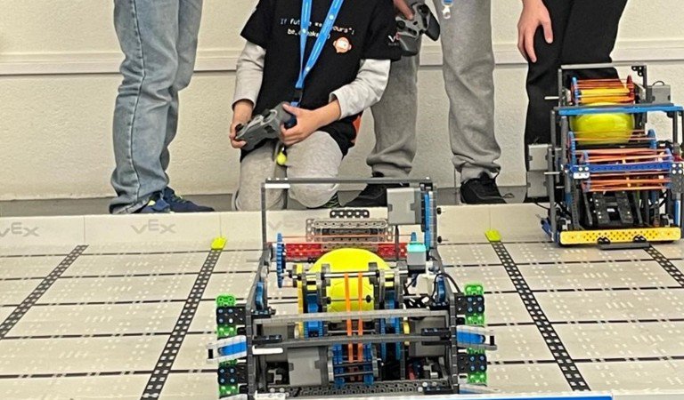 Salera acoge la competición educativa VEX Robotics en Castellón