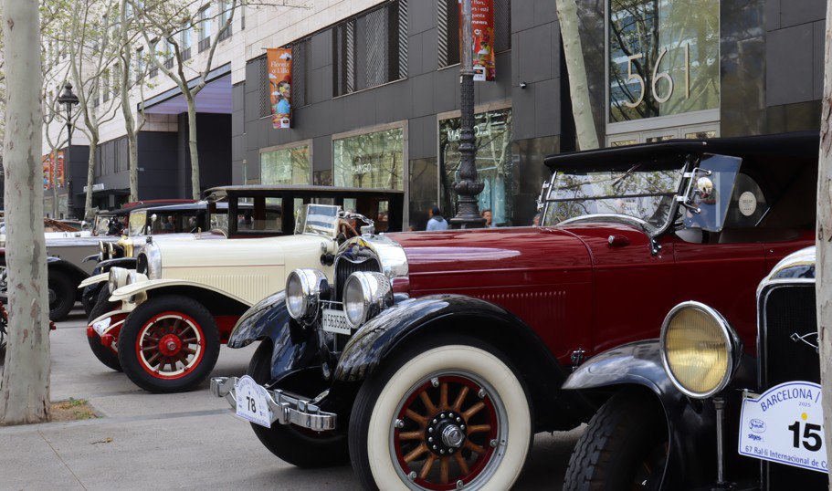 Los coches centenarios toman L’illa Diagonal antes del Rally Barcelona–Sitges