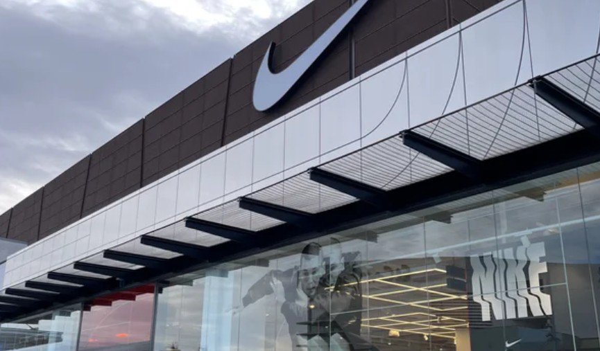Nike reduce un 35% su beneficio trimestral con ventas estables