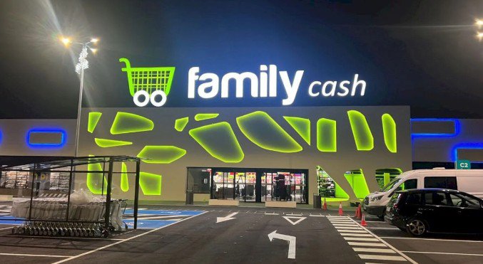 Family Cash factura 771 millones tras sumar cuatro hipermercados en 2025