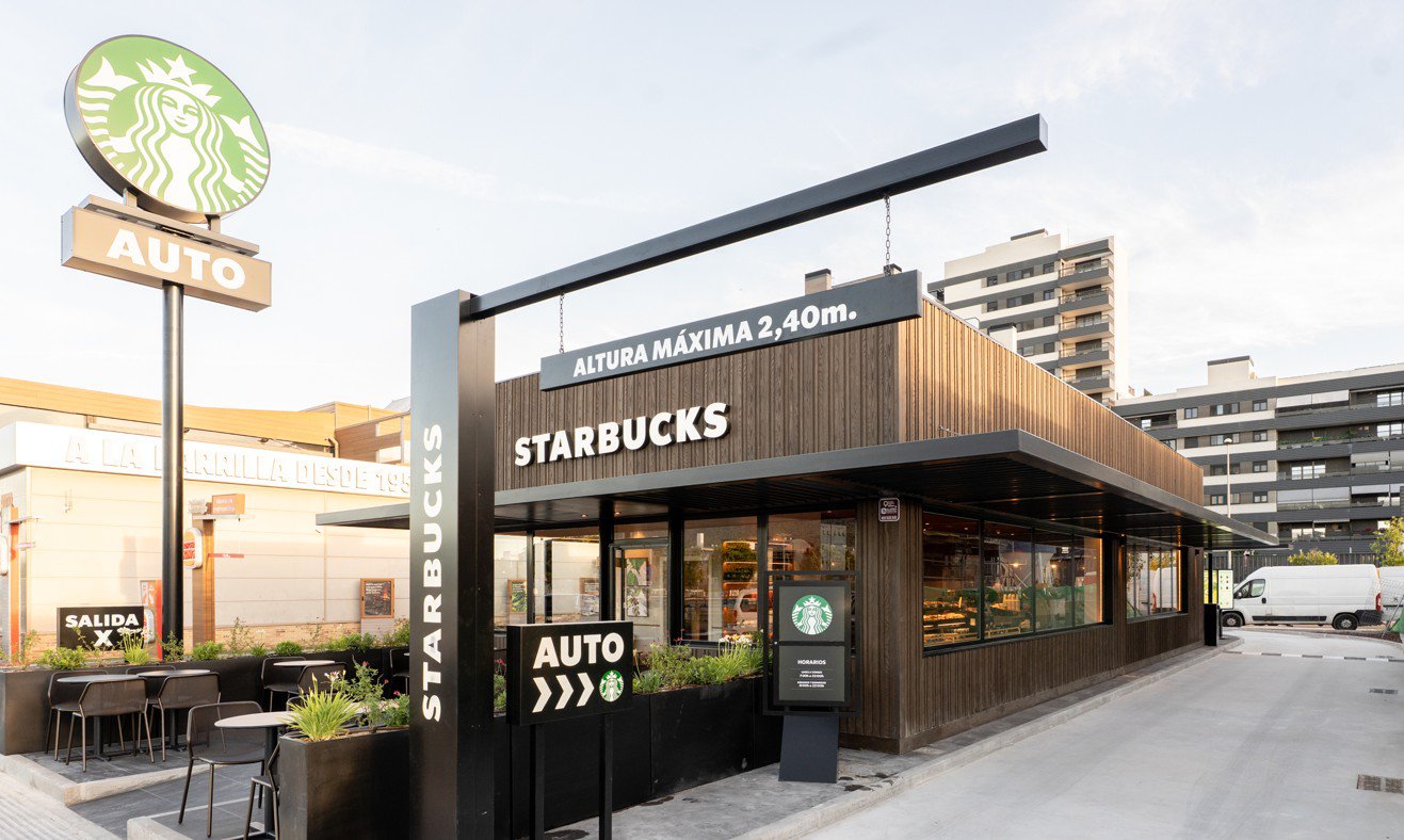 Starbucks llega a La Garena y Megapark en formato Auto