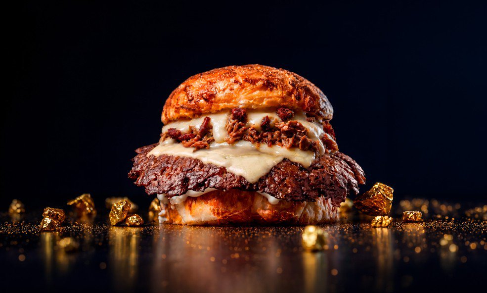 The Champions Burger se sirve con sabor coruñés y se endulza con cheesecakes