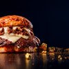 The Champions Burger se sirve con sabor coruñés y se endulza con cheesecakes