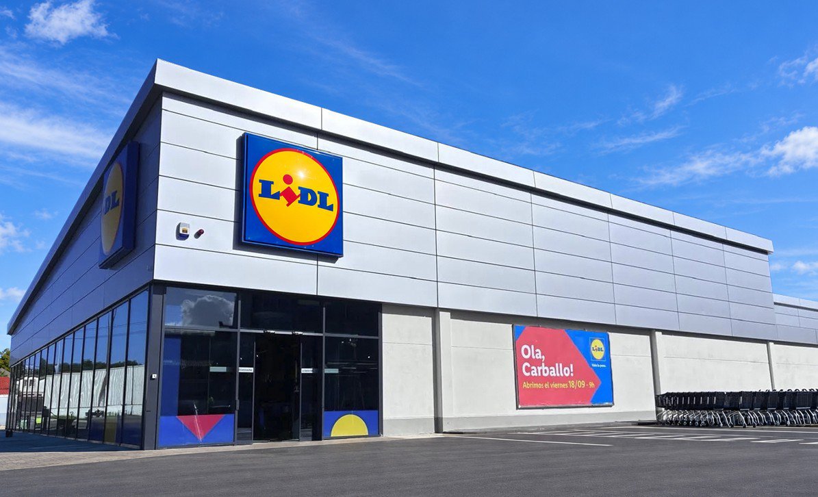 Lidl invierte más de tres millones en renovar su supermercado de Carballo