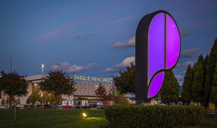 La familia Otto estudia la venta de Parque Principado