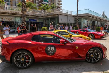 Muelle Uno expone Ferraris por una causa solidaria
