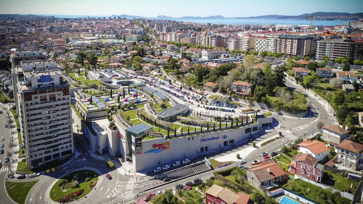 Gran Vía de Vigo enciende la Navidad con Aldeas Infantiles S.O.S de Galicia