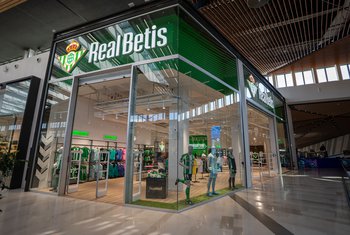 Lagoh inaugura la mayor tienda oficial del Real Betis en la capital hispalense
