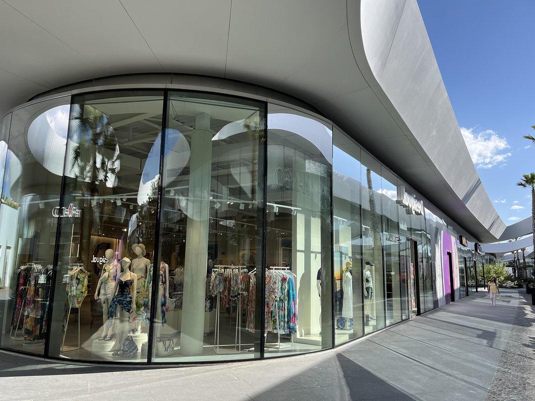 Desigual inaugura una nueva tienda outlet en Oasiz Madrid