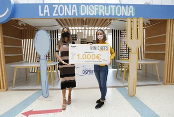 Gran Vía de Vigo dona 1.000 euros a la Asociación Bicos de Papel