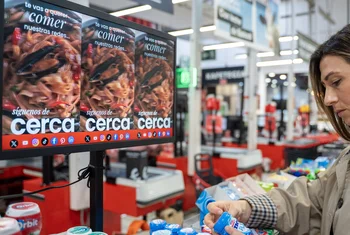 Eroski despliega más de 400 pantallas de retail media en sus tiendas